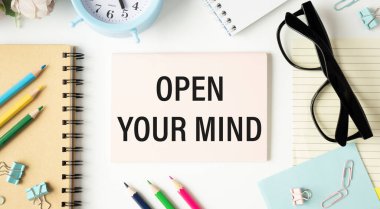 Not defterindeki metin, zihnini beyaz arkaplanda aç. İş Konsepti