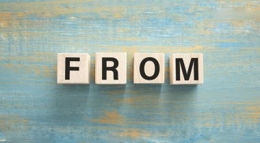 Tahta arkaplandaki küp metinlerden.