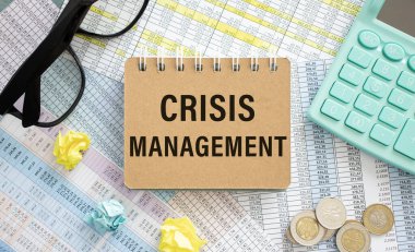 Kelime Kriz Yöneticisi 'ne mesaj at. Çizelge, dolar ve ofis araçlarıyla iş kavramı.