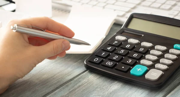 Mujer Manos Trabajando Calculadora Cerca — Foto de Stock