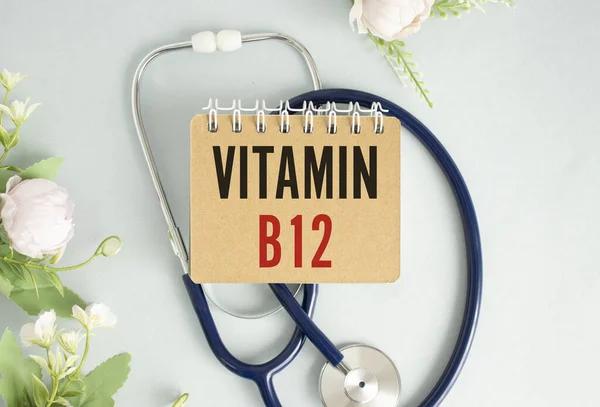 Mor bir zemin üzerinde b12 vitamini içeren sarı listeli steteskop var.