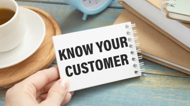 Not defterine dolma kalemle not yazan bir kadının tonlu görüntüsü. El yazısıyla yazılmış metinler Müşterilerinizi iş konsepti resmi olarak tanıyın