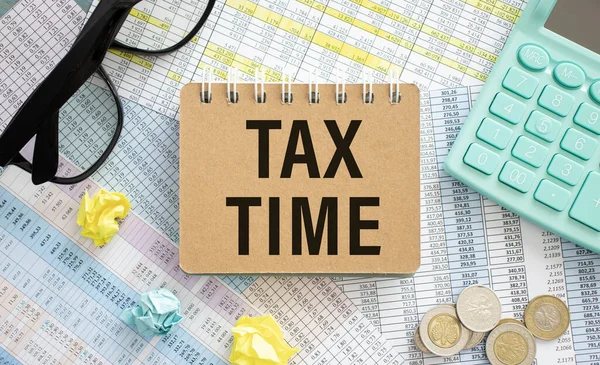 Persona Escribir Palabra Tax Time Portátil Con Ordenador Portátil Escritorio — Foto de Stock