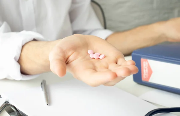 Arzt Mit Stethoskop Tabletten Oder Kapseln Der Handfläche — Stockfoto