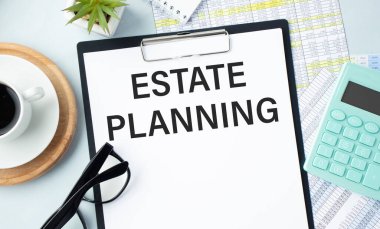 Emlak Planlama - İş konsepti: Ahşap masa üzerinde kalem ve gözlüklü üst görünüm defteri