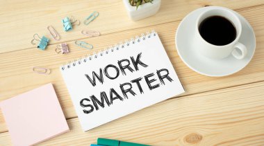 Daha akıllı çalış, İş Konsepti. Defterler, kalem ve fincanlar ahşap bir masada..