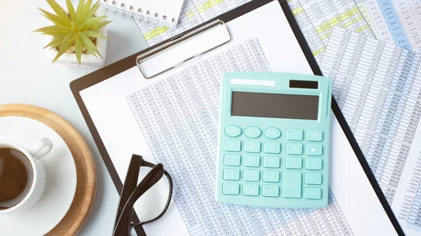 Finanzielle Berechnungen Taschenrechner Tasse Kaffee Und Punkte — Stockfoto