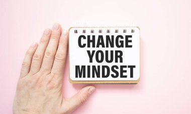 Not defteri sayfasında yazan Zihinsel Metninizi Değiştirin, el. Motivasyonel Kavram resmi