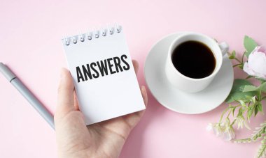 Kelime yazma metni cevaplar. Soru açıklamalarına veya durumlara tepki verme konsepti Beyaz boş kağıdın üzerinde metin iletileri için Düz yatıyordu.