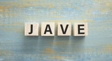 Ahşap küpler arka planında Java programlama dili kod kavramı. Web SEO Tasarım Programı Teknolojisi.
