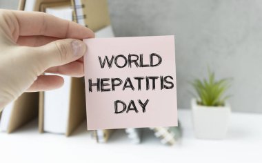 Defterde steteskop, şırınga ve haplarla Dünya Thyroid Günü yazıyor. Tıbbi ve sağlık hizmetleri kavramı.