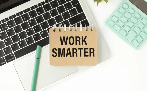 Текст Work Smarter Написаний Блокноті Калькулятором — стокове фото