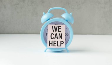 Alarm saatindeki beyaz kart üzerindeki yazıya yardım edebiliriz.