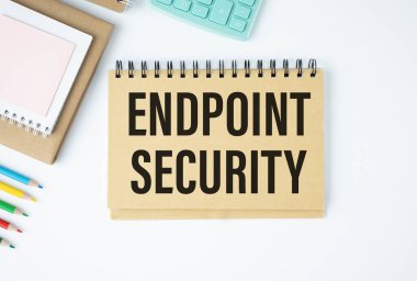 Finans raporları, hesap makinesi ve altın kalemlerin yanındaki sarı kağıtta Endpoint Güvenliğe mesaj at.