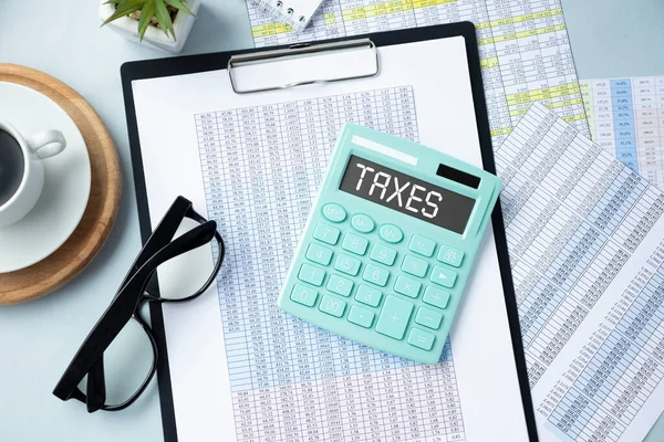 Ekranda TAXES metni olan hesap makinesi. İş, vergi ve mali konsept