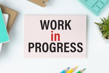 Ofis ögeleriyle birlikte bir deftere yazılan işlem metninde çalış.