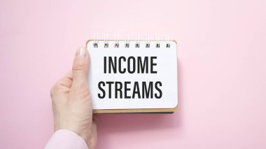 İş adamı elinde gelir akışları metni olan kartı tutuyor