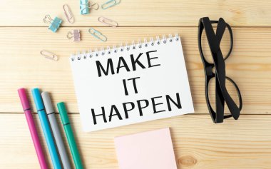 Defterde, kalemlerin ve gözlüklerin yanında metni gerçekleştir..