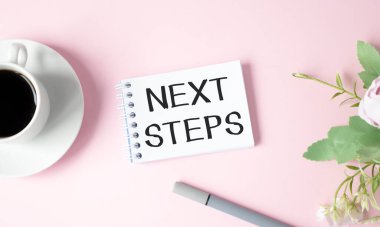 Bir sonraki adım pembe arkaplan üzerine yazılmış bir not defteri.