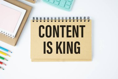 İçerik, King 'in defter üzerinde beyaz, yazı masasında kalem, Dijital İş konsepti üzerine çalışmasıdır.