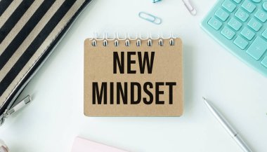 Kavramsal Yeni Zihin. İş fotoğrafı metni Tavır Son Görüş Davranış Davranış Planı Not Defterine Yazılan Düşünme