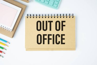 Renkli not defteri ve yazma arkaplanındaki yeşil bitki hakkında ofis dışı metin