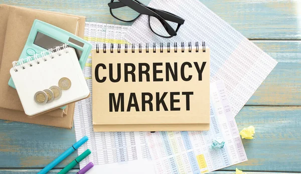 采购产品商人的手 图表和办公工具 案文Currency Market — 图库照片