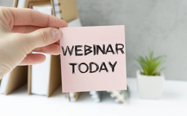Webinar Today 'i gösteren kavramsal el yazısı başlığı ilhamı. Çevrimiçi Eğitim için iş konsepti. Not defterine yazılı bir kağıt ve ofiste kahve.