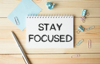 KALDI Ahşap arkaplanda dizüstü bilgisayarda kullanıldı