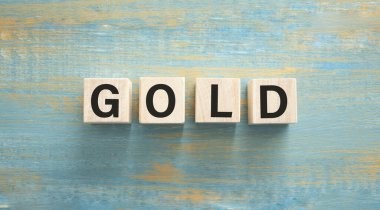 UP ve Down ok simgesine altın metin içeren tahta küp bloğu. Faiz oranı, hisse senedi, mali, kayıp ve ekonomik konsept