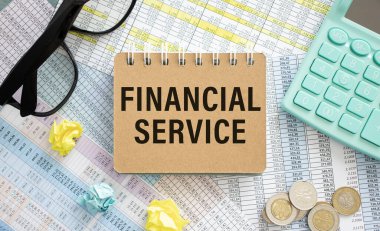 FINANSIAL SERVICE - mavi grafik ve numaraları olan beyaz bir kartvizit üzerinde metin