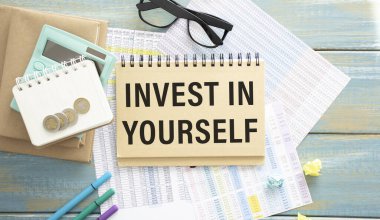 Üzerinde büyük yazılar bulunan bir işyeri, 