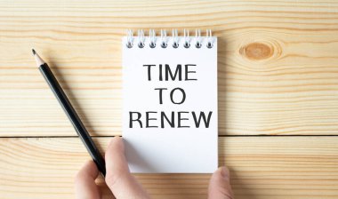 Kapalı kapılar ardında el ele tutuşan işadamı, boş kağıt kağıtları gösteriyor. Boş beyaz tahta boşluğunu, mesaj kuralı ya da protesto sözcüğü için taklit ediyor. Yenilenecek Metin Zamanı