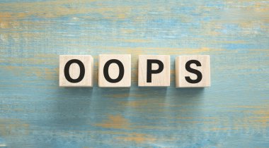 Operasyon Merkezi. Mavi arkaplanda izole edilmiş harfleri olan tahta küçük küplerin fotokopi alanı mevcut. Resmi kavra.