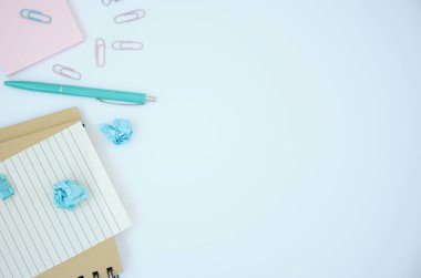 Boş ofis, metin için yeri olan blog masası, fotokopi alanı, gözlük, ofis malzemeleri, stil fotoğrafçılık.