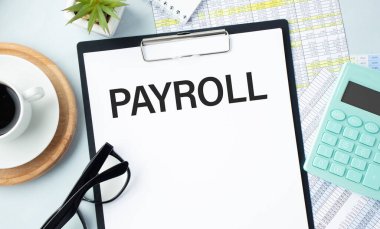 İşadamı eli, beyaz not defteri ve mali belgelerde büyüteçle birlikte. Ödemeyi mesajla yap. İş konsepti