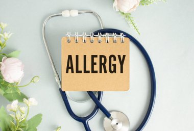 Medicamentlerin Arkaplanı, Stetoskop ile ALLERGY metni