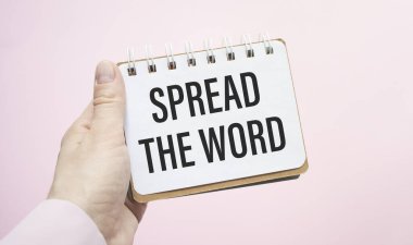 Kartvizitte el ele tutuşup herkese mesaj atın. Gözlüklü ve metin belgeli not defteri. İş konsepti