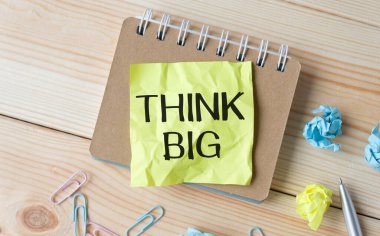 Mesaj işareti büyük düşün diyor. İş konsepti.