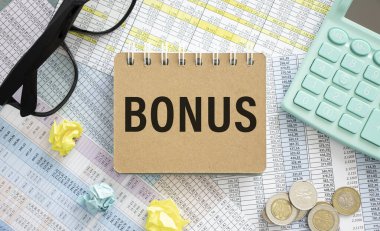 BONUS kelimesi not defterinde yazılıdır. Küpler listelerde, nakit para yakında. İş konsepti
