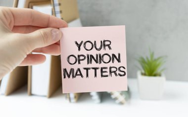 İş adamının elinde üzerinde senin görüşün yazan bir kart tutmasına yakın plan, yumuşak odaklı iş konsepti resmi ve klasik ses tonu