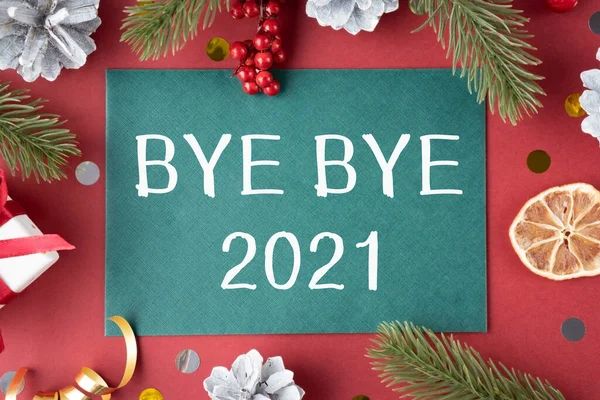 Texto Bye Bye 2020 Sobre Libro Verde Sobre Fondo Rojo — Foto de Stock
