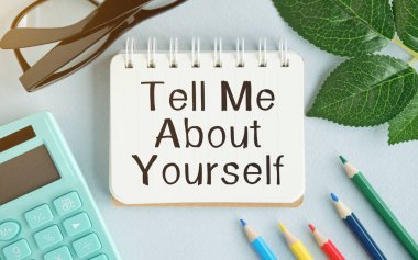 Beyaz arka planda bir defter var. İçinde kendinizden, gözlüklerinizden, büyütecinizden, yeşil kalemlerden ve yeşil bitkiden bahseden kelimeler var.