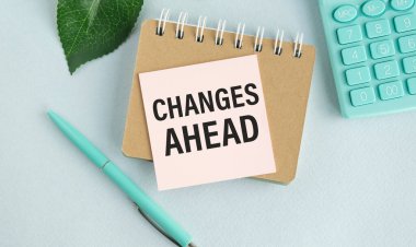 Önünde metin değişiklikleri olan not defteri. Diyagram ve beyaz arkaplan