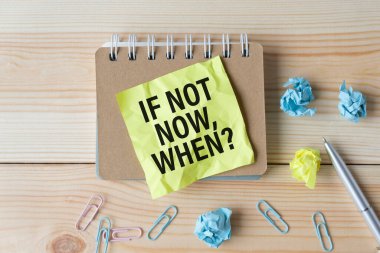 Şimdi Olmazsa Not kâğıdının üzerine mesaj at. Motive edici ve ilham verici soru, metin için boş alan ile modelleme ve şablon