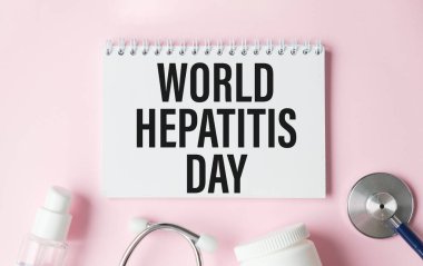 Defterde steteskop, şırınga ve haplarla Dünya Thyroid Günü yazıyor. Tıbbi ve sağlık hizmetleri kavramı.