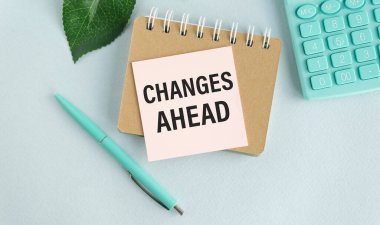 Beyaz kâğıt üzerinde Metin Değiştirir ve masanın üzerinde diyagramla kahverengi kağıt not defteri. İş konsepti