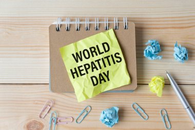 Defterde steteskop, şırınga ve haplarla Dünya Thyroid Günü yazıyor. Tıbbi ve sağlık hizmetleri kavramı.