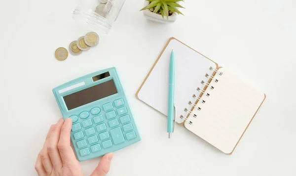 Hände Halten Taschenrechner Münzen Und Stift Auf Weißem Tisch Ansicht — Stockfoto