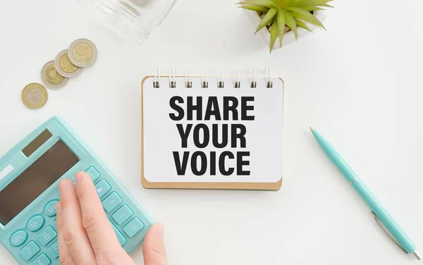 Note Com Mensagem Compartilhar Sua Voz Com Fundo Mesa — Fotografia de Stock